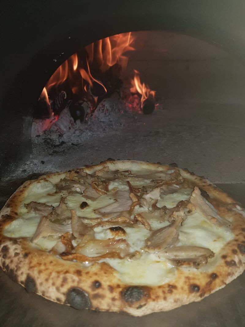 La pizza provola e porchetta di Ariccia
