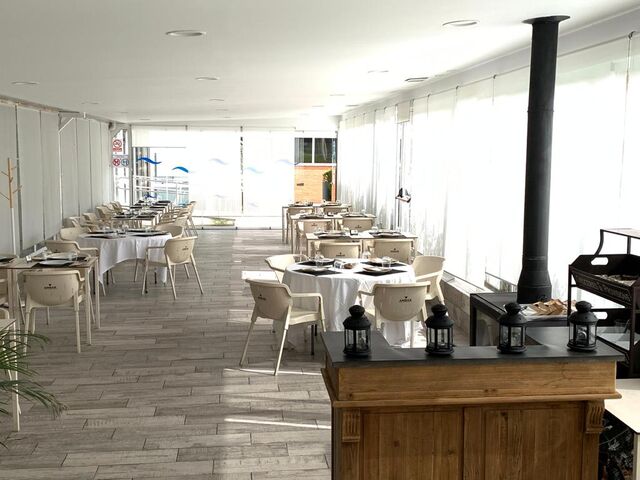 RESTAURANTE CON CHIMENEA DE LEÑA