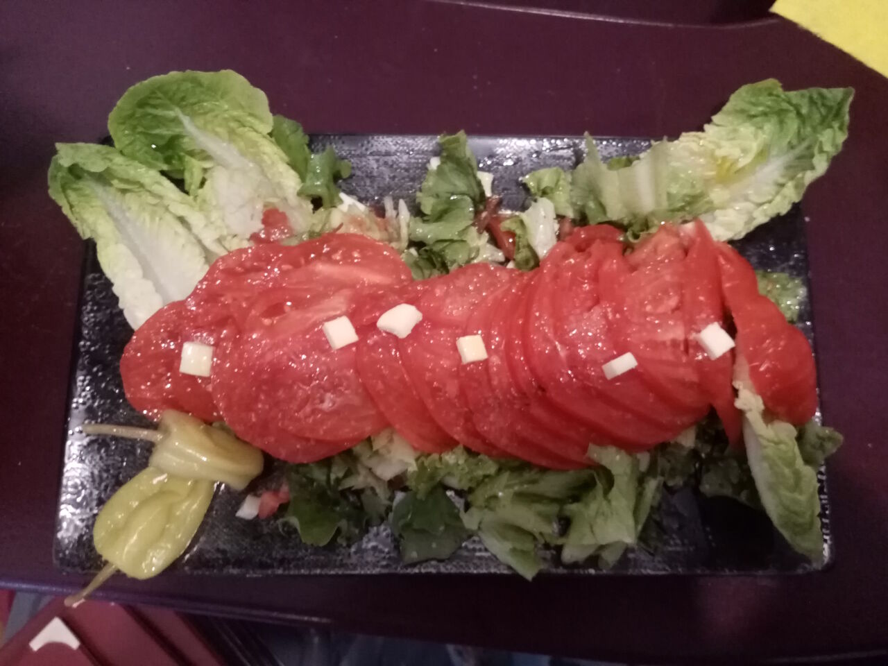 Grande salade andalouse et tomates arrosées de son huile d'Olives