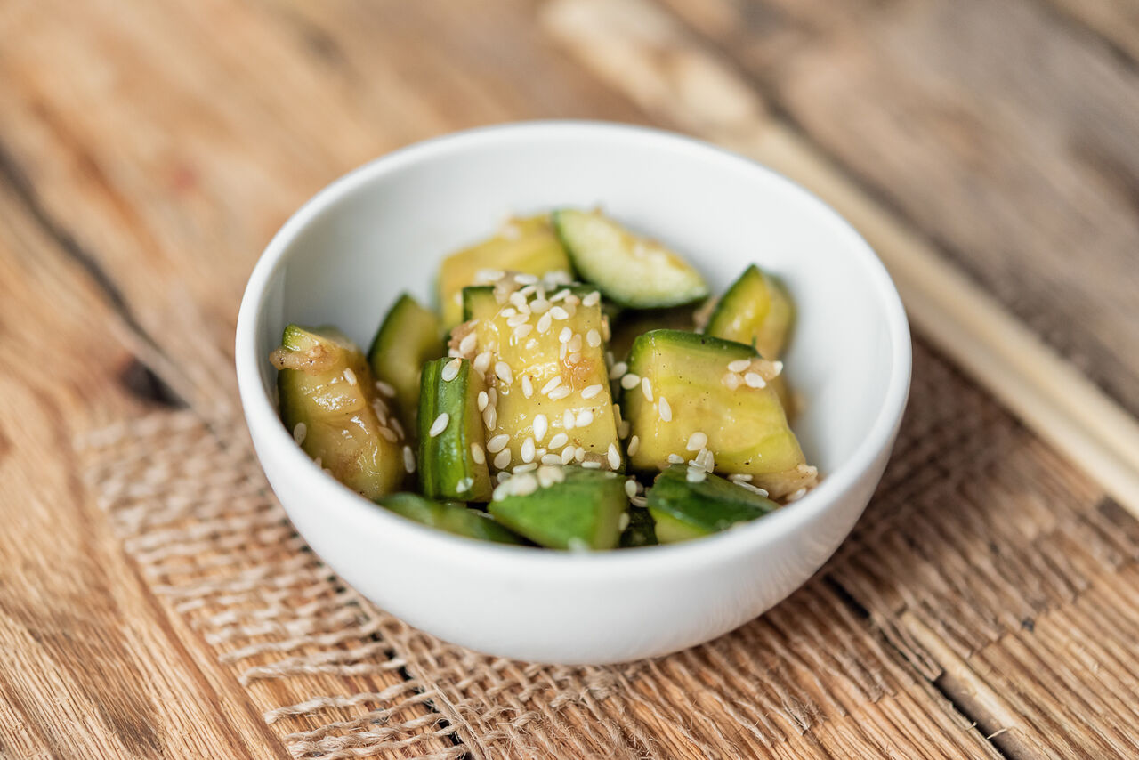 Sałatka Pikantny ogórek z czosnkiem