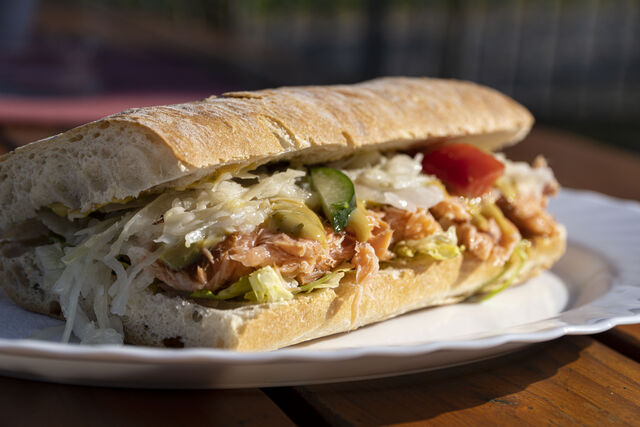 Slomkas Insel-Föner: gemischter Salat, Weißkraut und geräucherter Lachs in einem Ciabatta-Brot mit einer Honig-Senf-Dill-Soße.