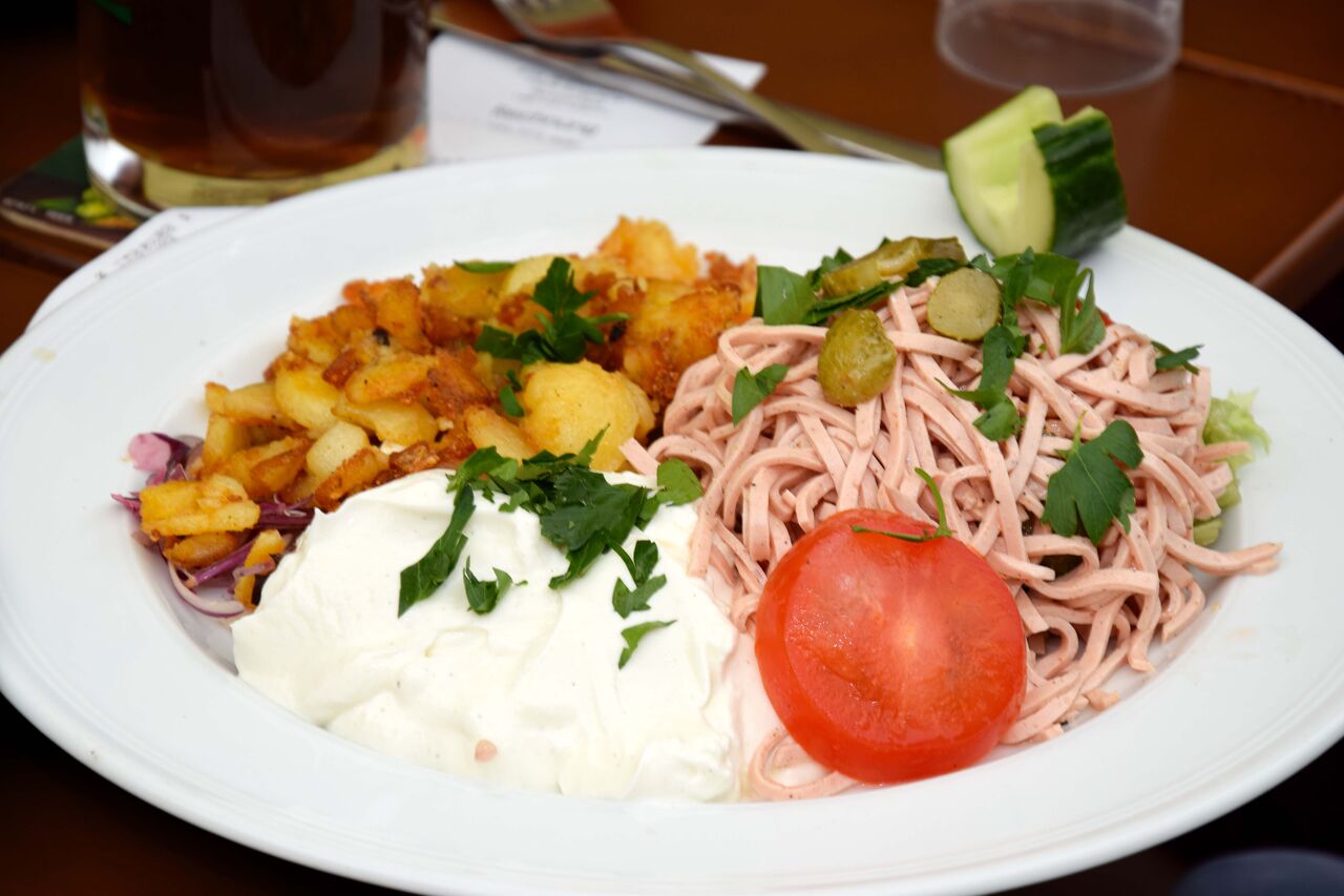 Wurstsalat mit Bratkartoffeln darf bei uns nicht fehlen!