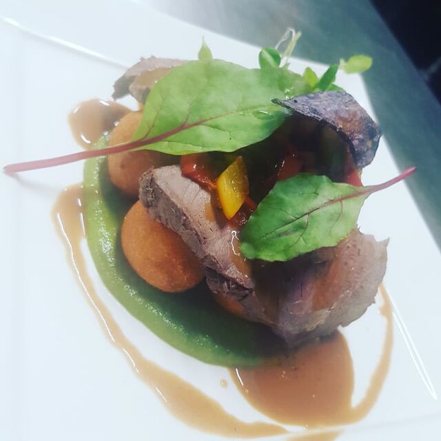 rôti de boeuf accompagné des ses pommes dauphines et sa purée de persil