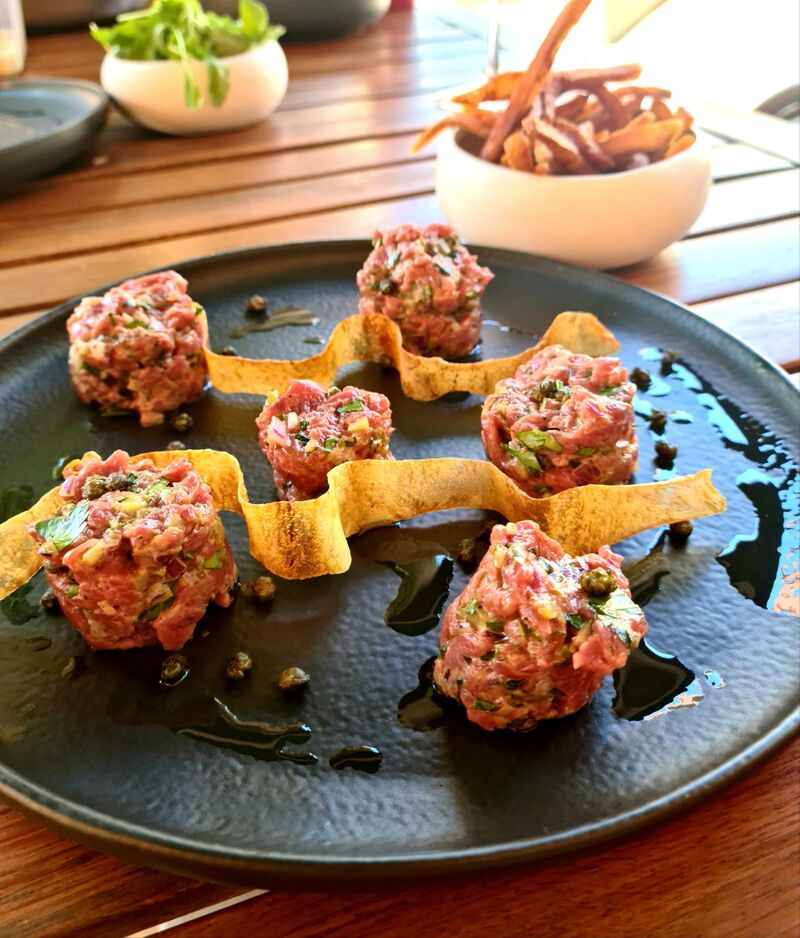 LE TARTARE DE BŒUF
Au couteau / Câpres /Cornichons /
Oignons rouge / Fenouil / Olives noires / Tomates séchées / Persil ...