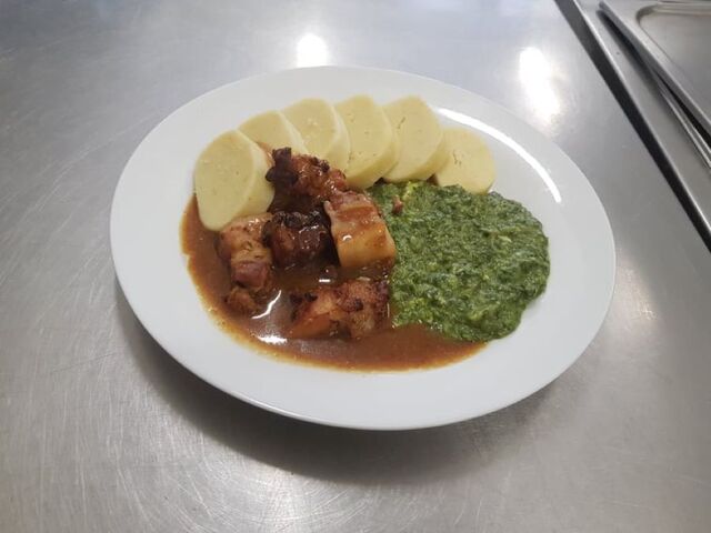 Vepřové výpečky, bramborový knedlík, špenát