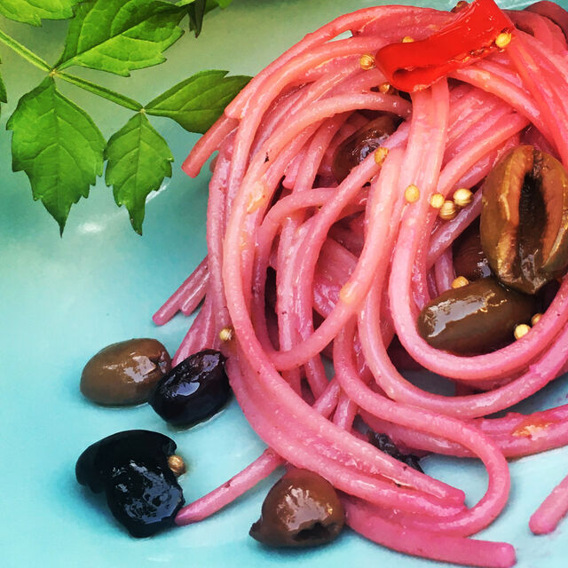 PASTA AI FRUTTI ROSSI CON CALAMARI SALTATI E SELEZIONE DI OLIVE