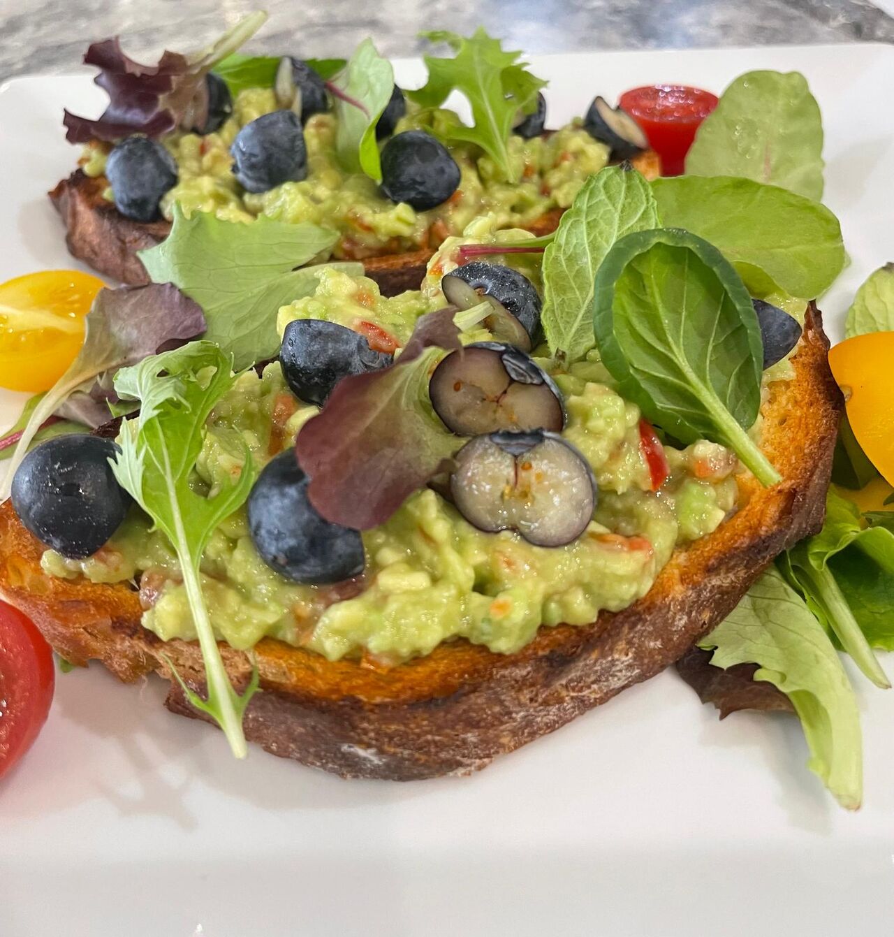 Crostone avocado e mirtilli