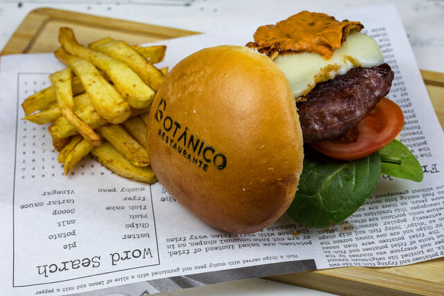 🍔 Hamburguesa Gaucha: 200gr de vacuno 🐄, queso provolone 🧀, tomate 🍅, chimichurri, espinaca baby 🥬 y mayonesa del xef.