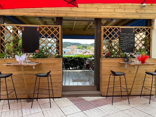 La terrasse vue du trottoir