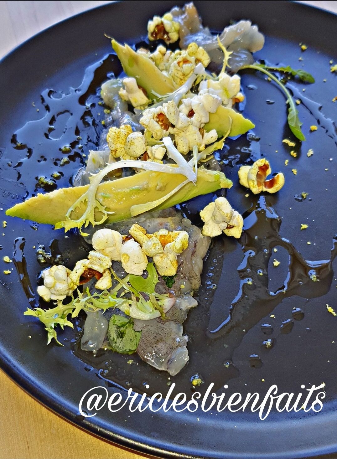 Céviche de gambas avec son avocat exotique aux pop corn curry