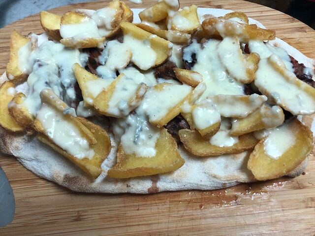 pinsa con tagliata, patate e zola 