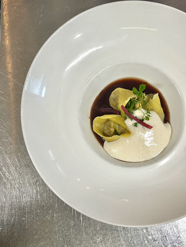 Raviole de joue de boeuf et émulsion au lard