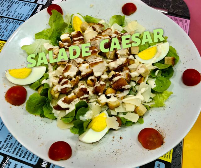 Salade Caesar au parmesan et poulet croustillant