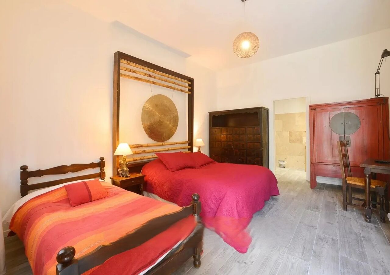 Chambre Triple de 15m² au rez-de-chaussée avec terrasse, TV écran plat et salle de bain avec douche.