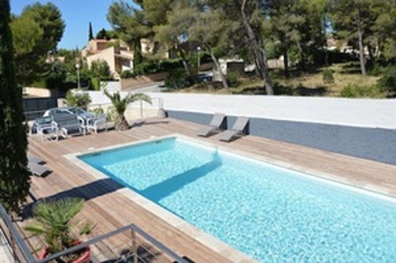 PISCINE BLEUE AZUR (12M) AVEC SOLARIUM DE 150M2 EN BOIS EXOTIQUE (TRANSATS-PARASOL-COIN SALON)