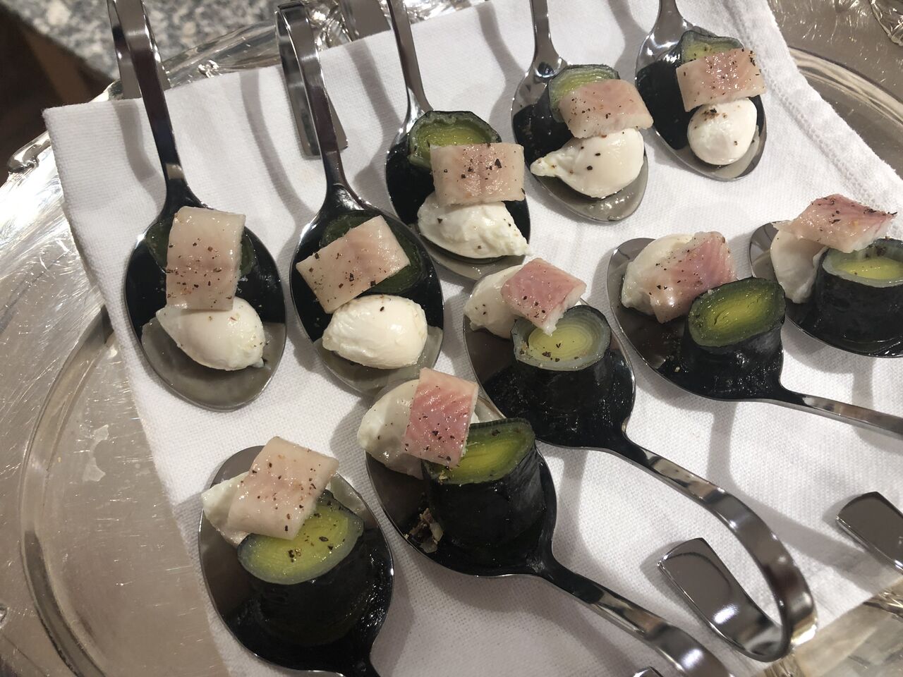 Poireaux anguille œuf de caille poché 