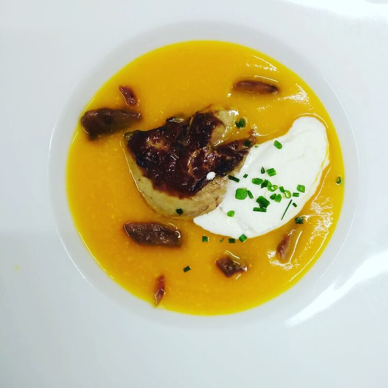 Velouté de Potimarron / Escalope de Foie Gras Poêlée / Éclats de Châtaigne Caramélisées 