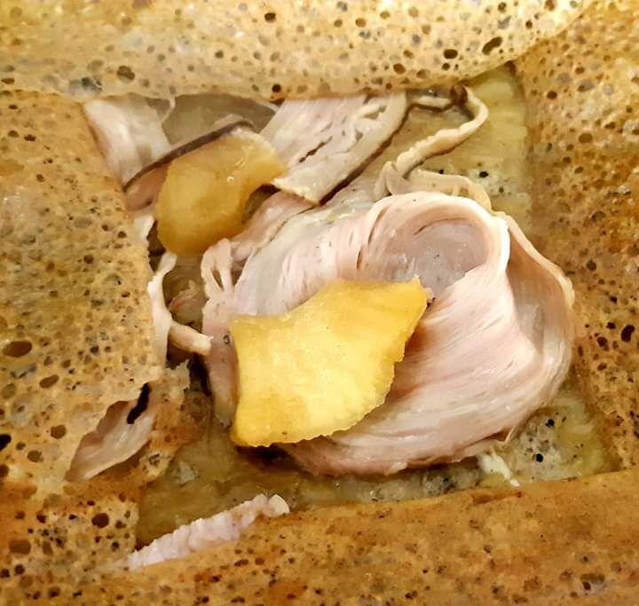 La Bretonne :
Crêpe de Blé noir, Oignons, pommes et Andouilles de Guémené. 