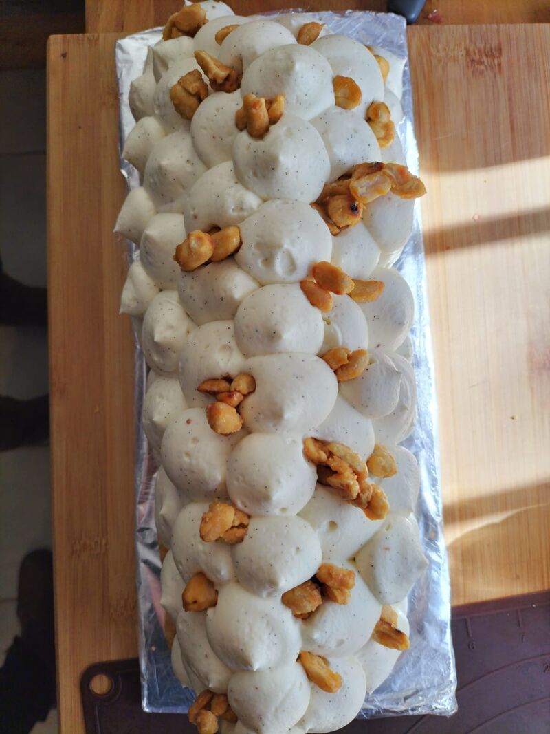 Pirouette cacahuète. Une mousse vanille renfermant un coeur coulant au caramel avec des cacahuètes façon chouchous...