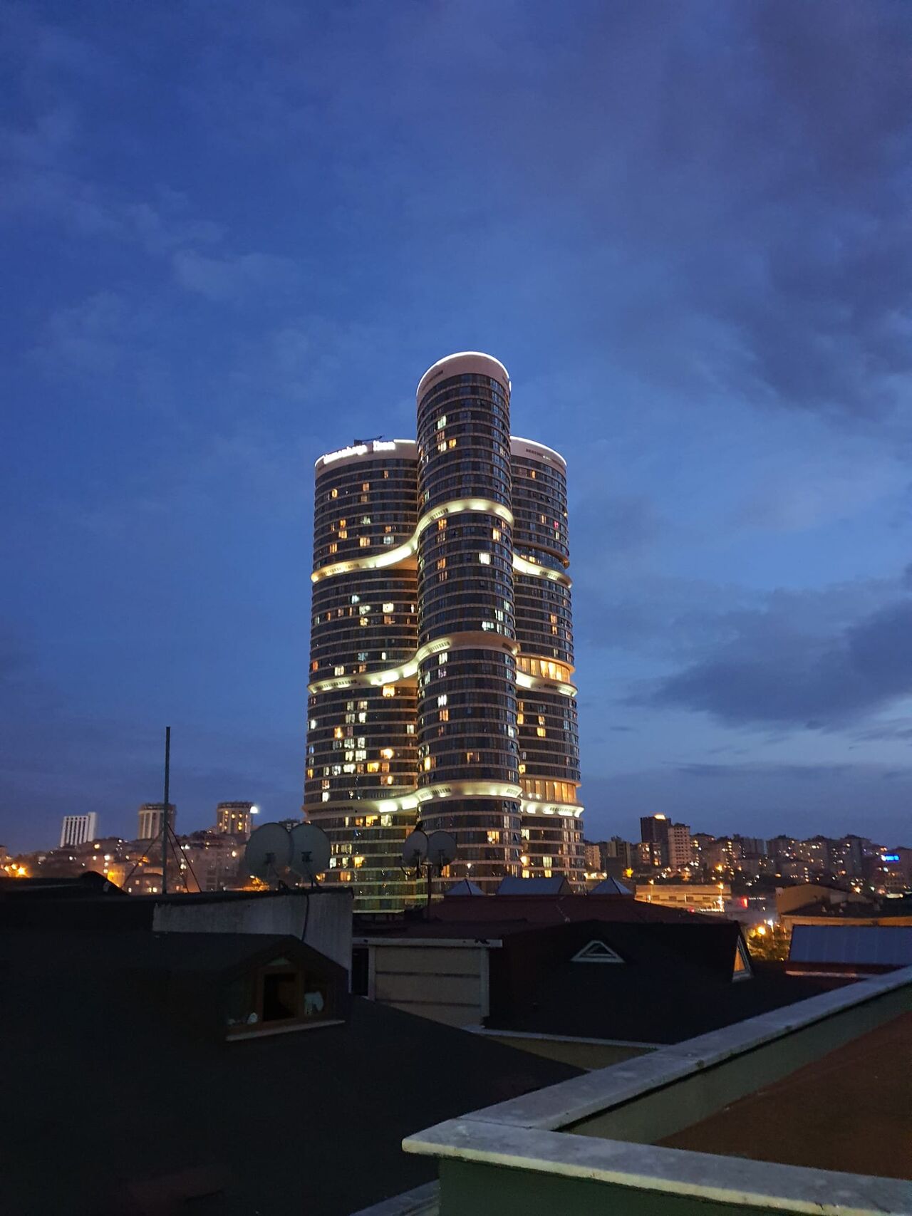 Arka fonda çalan bi gramofon sesi . Bir ihtimal daha var oda ölmek mi dersin 