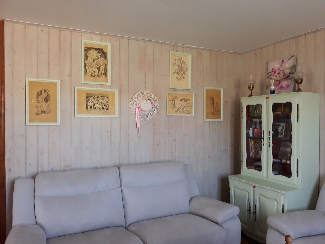 coin détente et exposition de l'artiste local LUCIEN GIRES