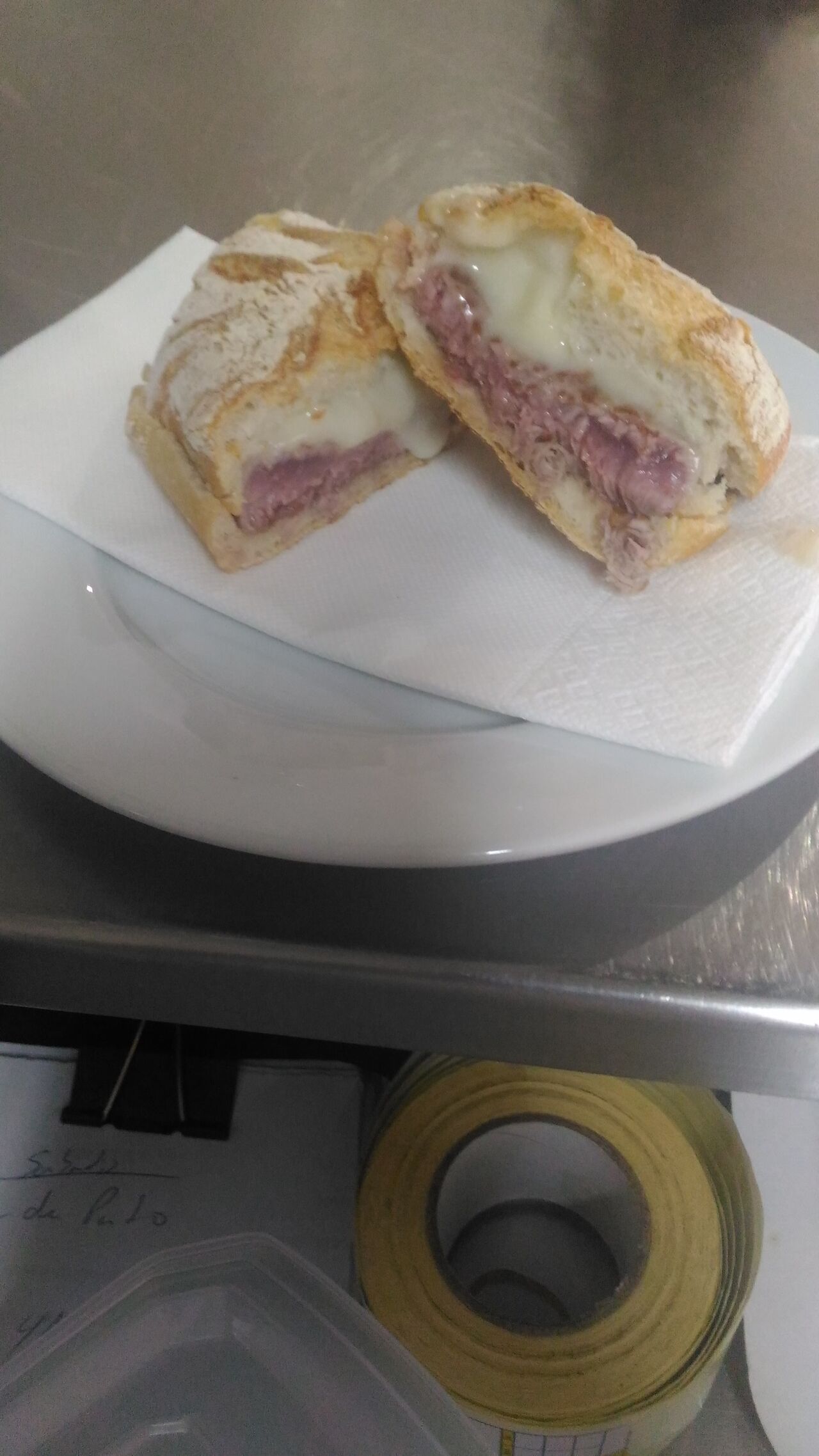 Prego no pao com queijo da serra