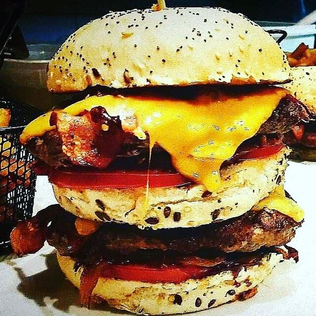 Double Texan
Pain Bun légèrement brioché au graine de sésame,tomates,oignons confits et frit, bacon grillé, sauce barbecue 