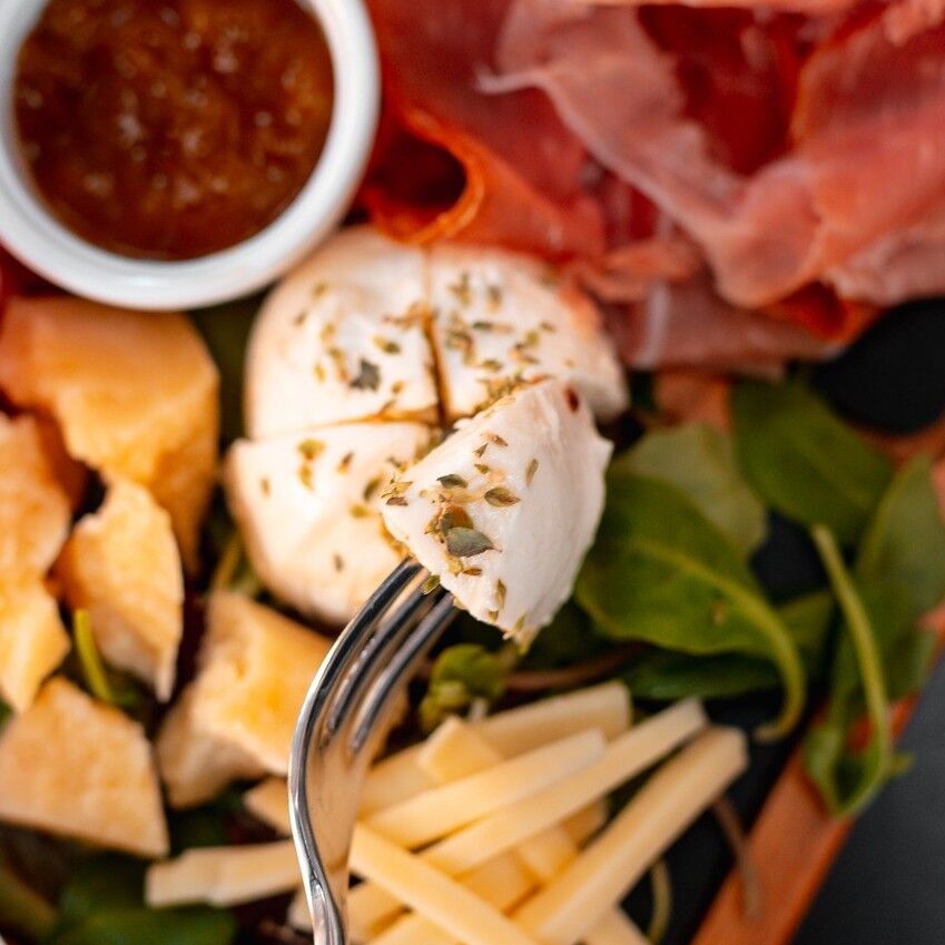 Uno dei piatti più apprezzati all'aperitivo Il tagliere di salumi e formaggi