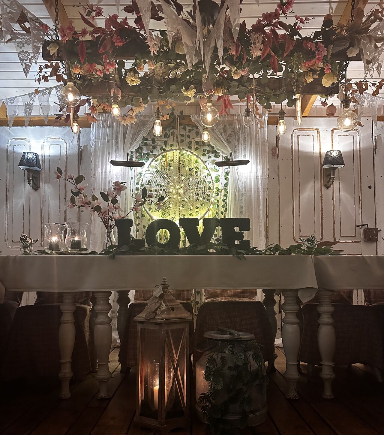 *Sala "Z Starymi Drzwiami"*