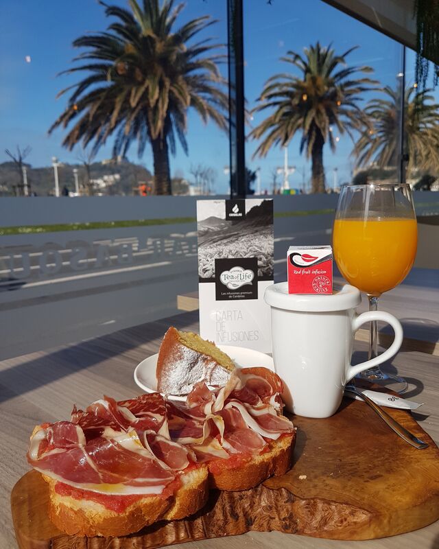 Tostada de tomate natural y jamón ibérico, acompañada de nuestras infusiones naturales.