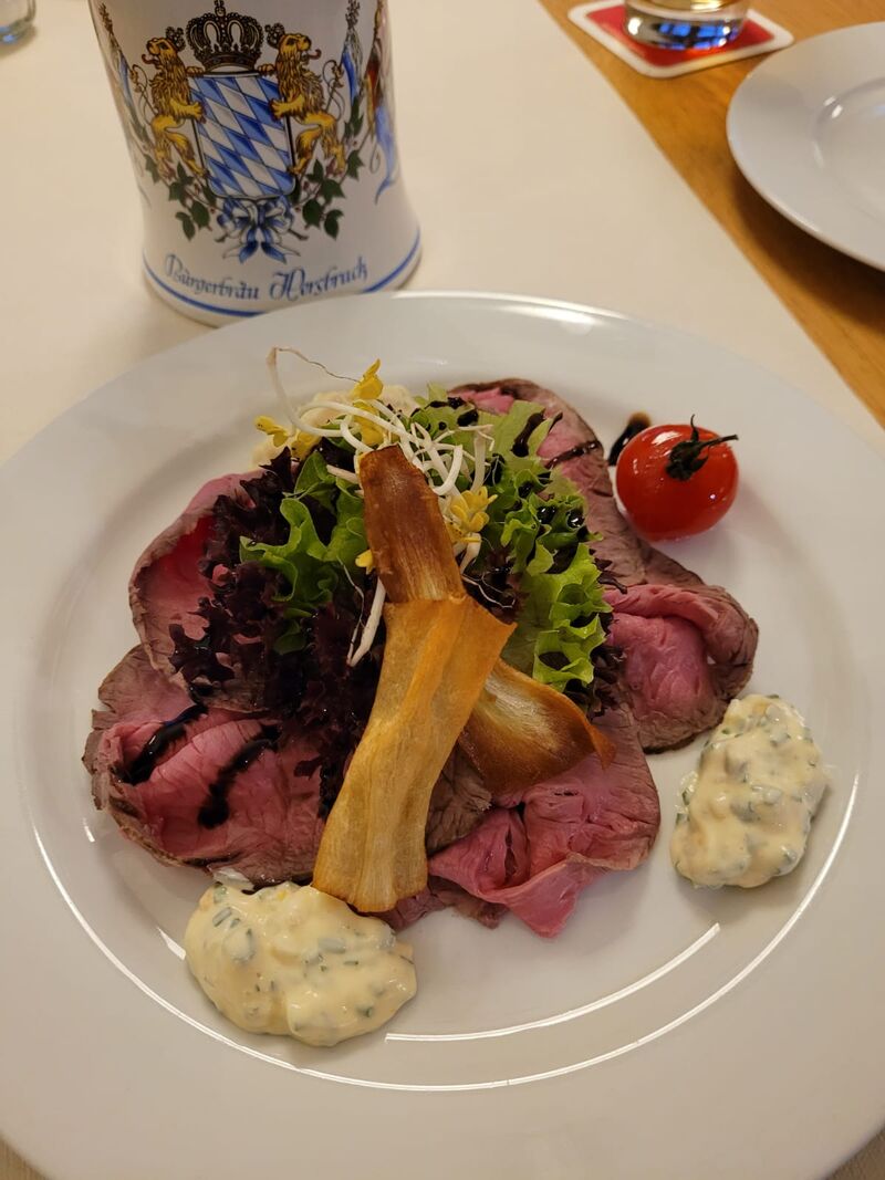 Roastbeef kalt, Sauce Tatar, Salatbouquet (Vorspeise)