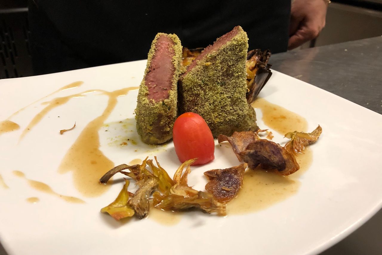 Controfiletto di agnello in crosta di erbe con carciofo croccante