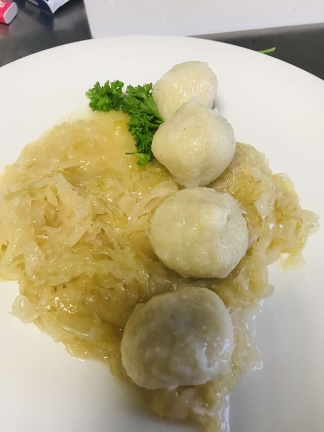 Zemiakové guľky na kapuste 