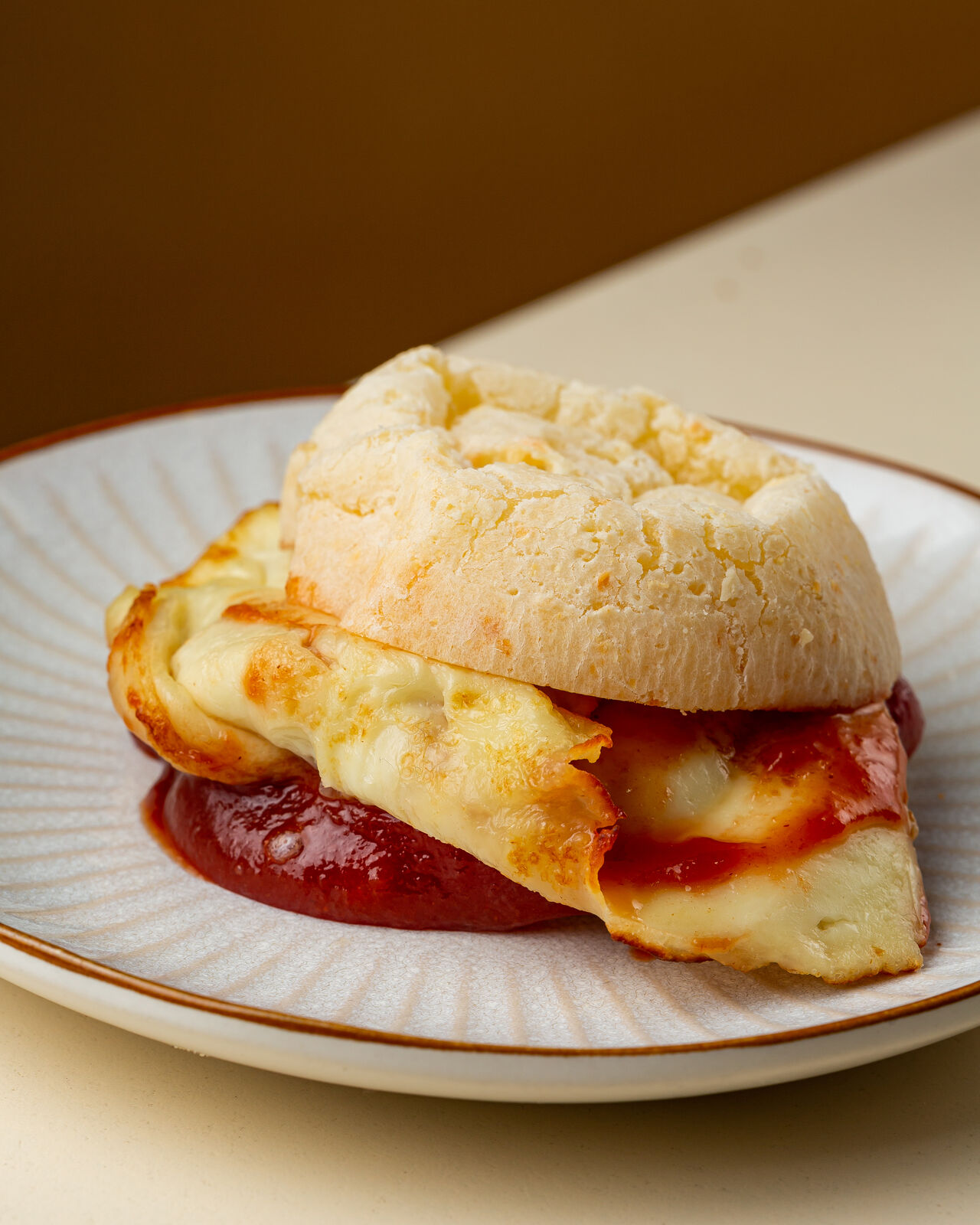 Pão de queijo com goiabada e queijo coalho