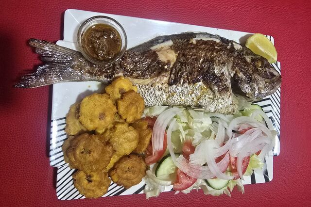 Pescado a la Brasa con platano