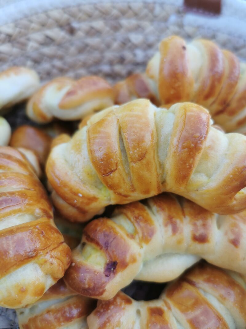 Pogaçâ fourrés aux épinards et fromage de brebis. 