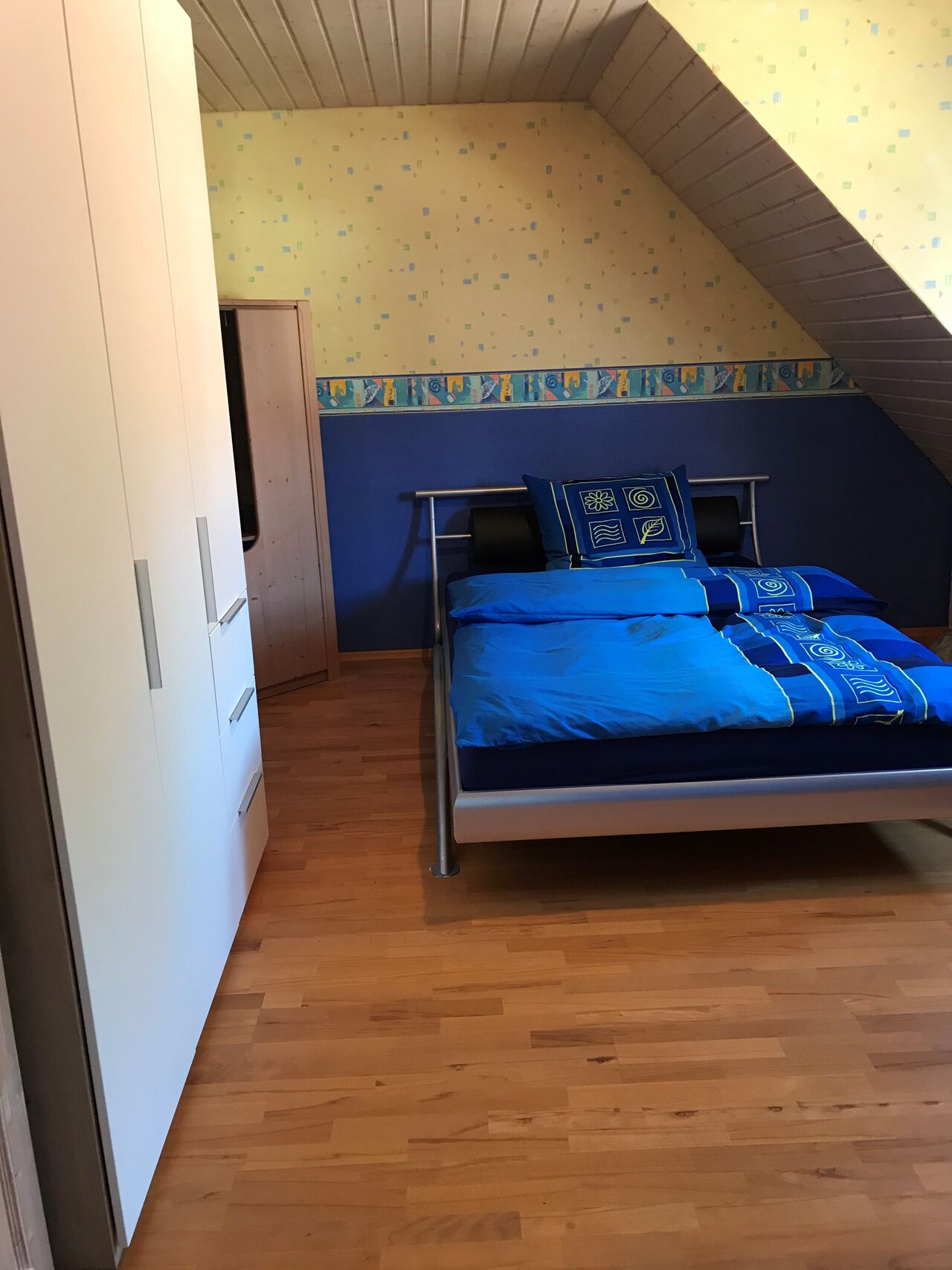 Schlafzimmer Nord-West mit Kleiderschrank