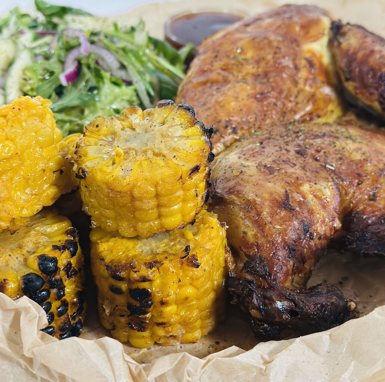 HALBES GEGRILLTES MAISHÄHNCHEN