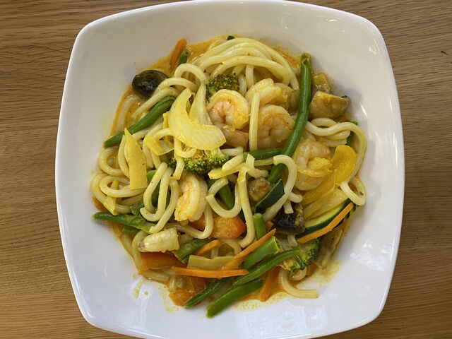 Udonnudeln im roten Thai Curry soße mit Garnelen 