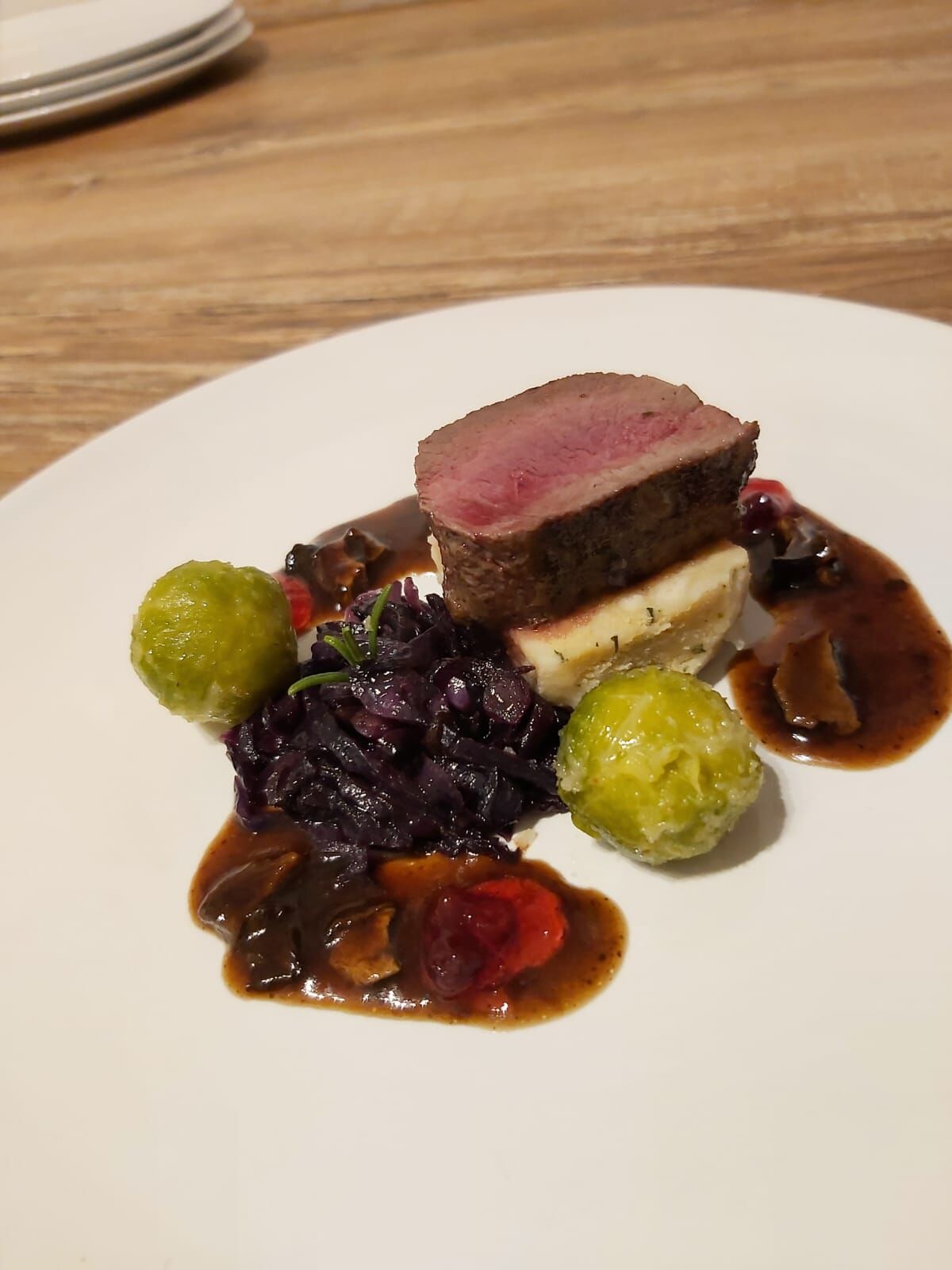 Rehrücken mit Semmelknödel und winterlichen Gemüse 