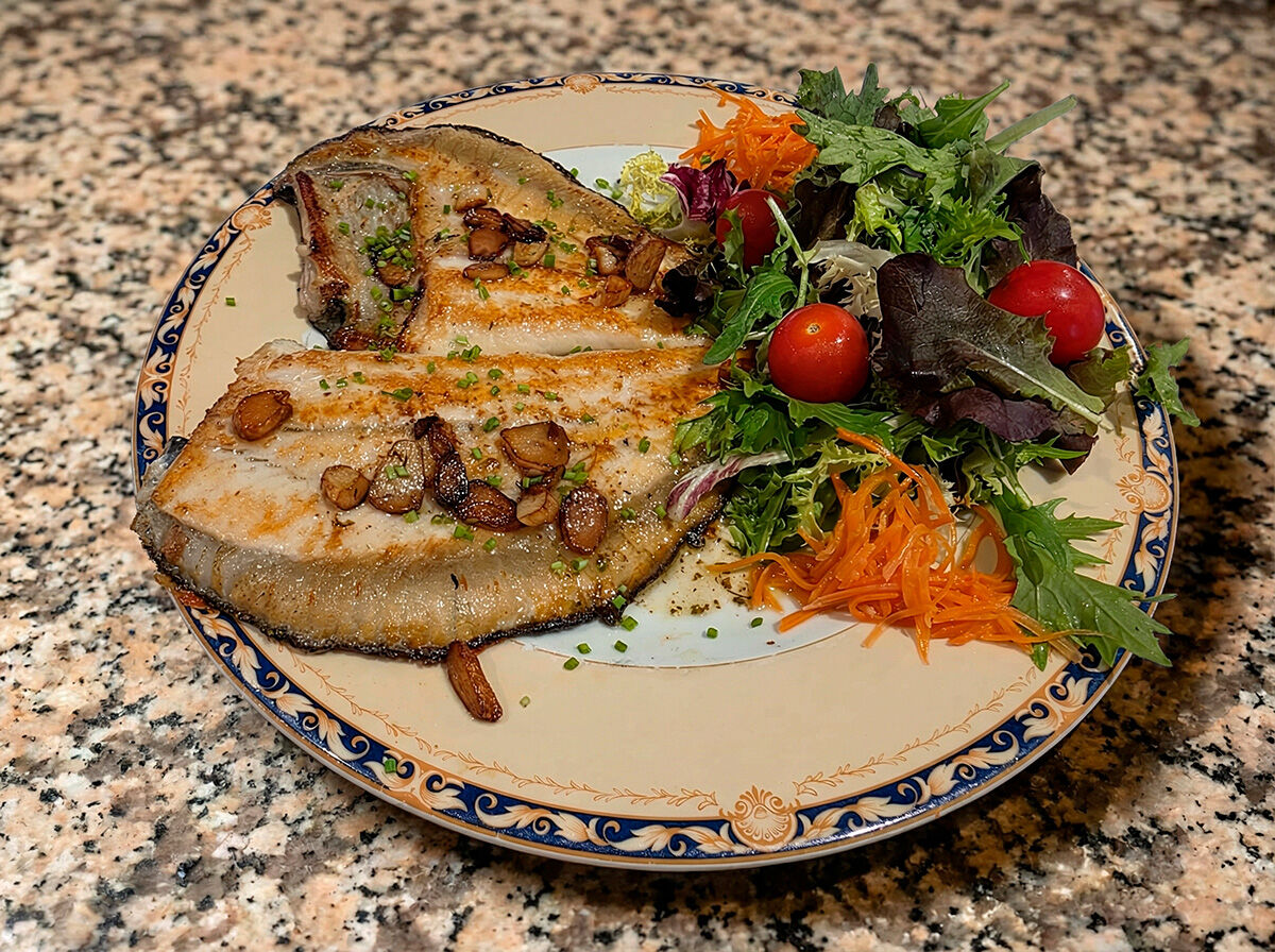 Lubina a la Espalda con Ajos Dorados y Ensalada Fresh
