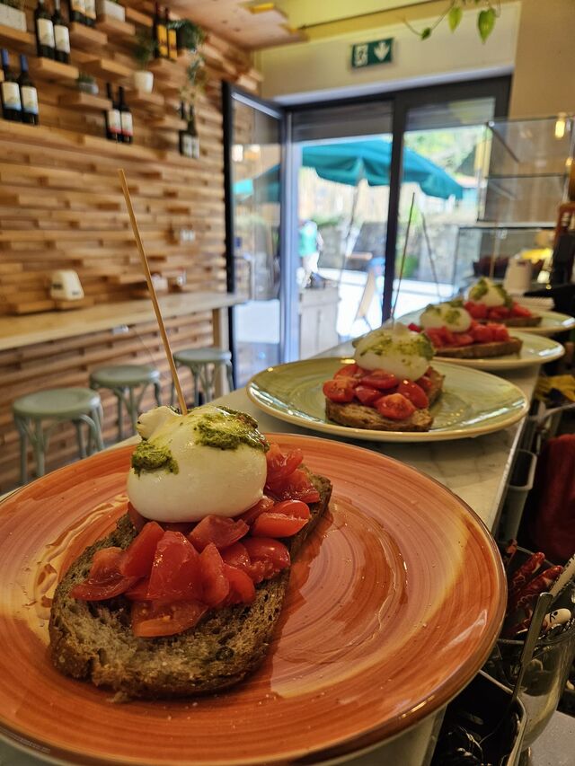 Bruschetta pesto e burrata 