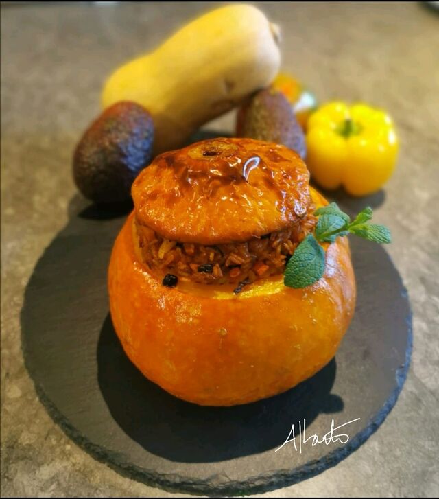 Potimaron Farcie au riz lait coco, petit légume et pois d'angole.