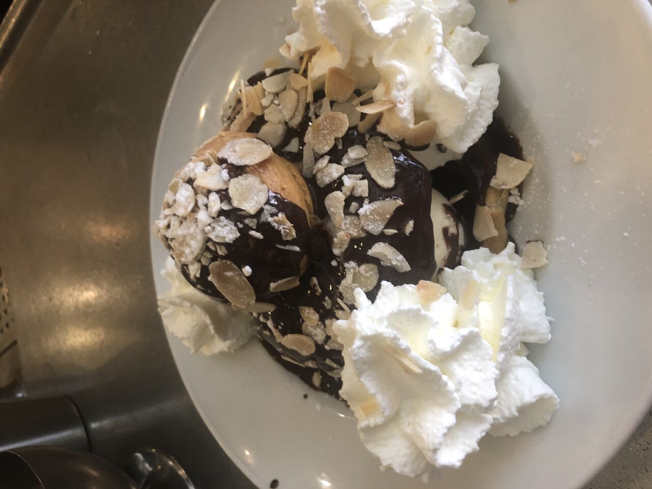 La B.I.G. profiteroles, chou maison glace vanille et chocolat fondu
Avis eux gourmands