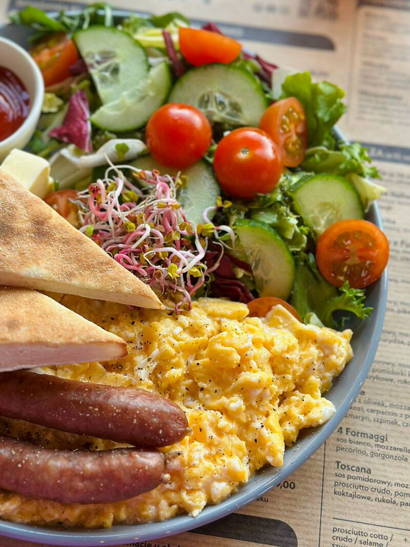 Jajecznica z frankfurterkami