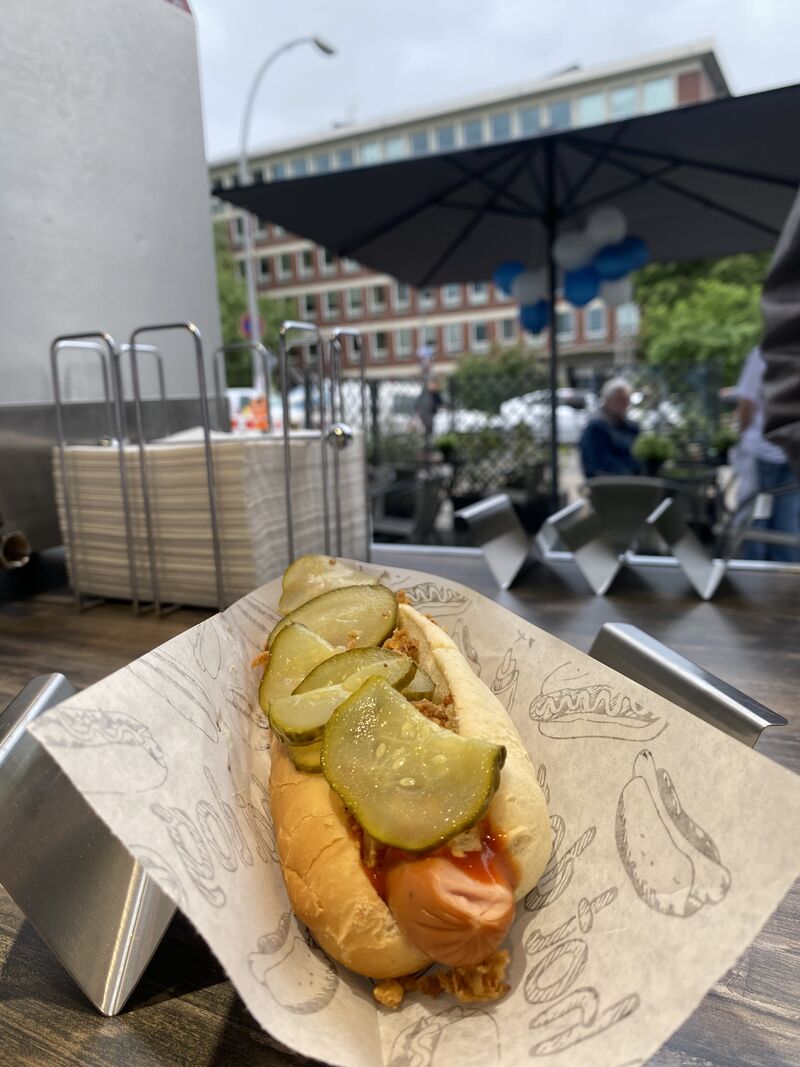 Hotdog mit Röstzwiebeln & Gewürzgurken