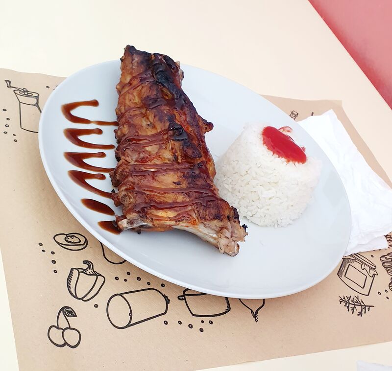 Plato combinado de 1/2 costillar a la brasa con arroz