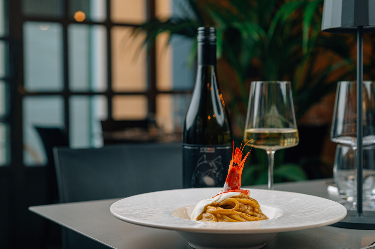 SPAGHETTINI AL PESTO DI PISTACCHIO
crema di caprino e gambero rosso