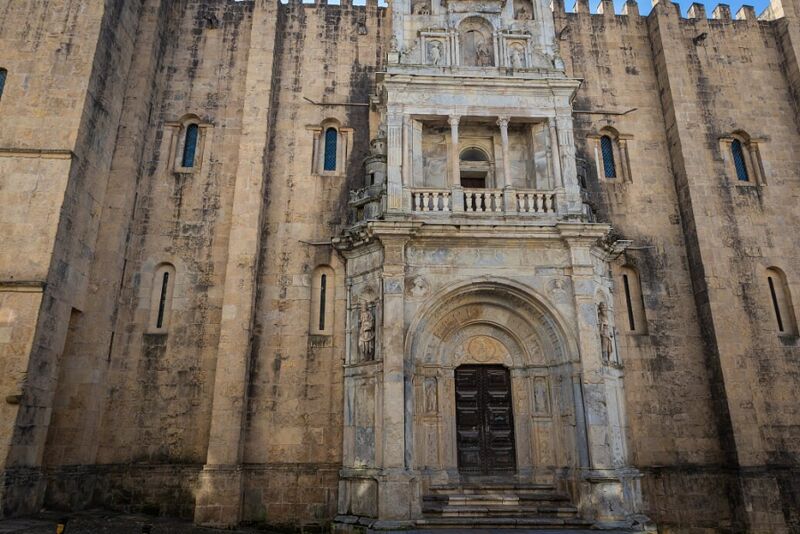 No coração da alta da cidade de Coimbra, frente à Sé Velha e a 50 metros da Universidade 