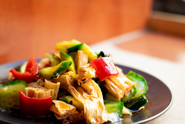 Yuba-Gurkensalat in hausgemachter Chiliöl-Sauce 腐皮黃瓜
